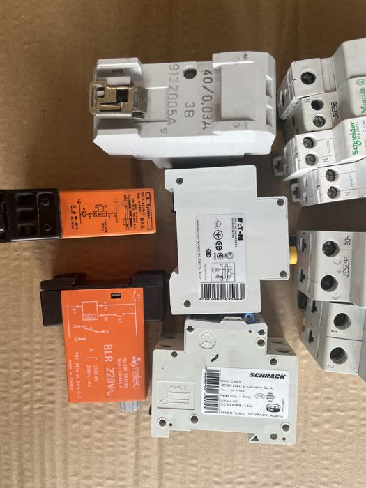 Lot aparataj electric modular ABB,Eaton, Schneider, Schrack, GE, Moeller, Syrelec – Siguranțe automate, diferențiale RCCB/RCBO și relee temporizatoare