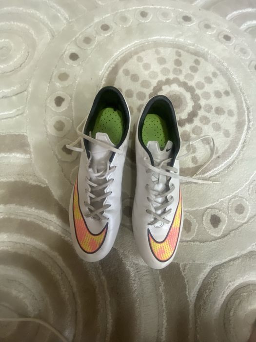 Ghete de fotbal mercurial