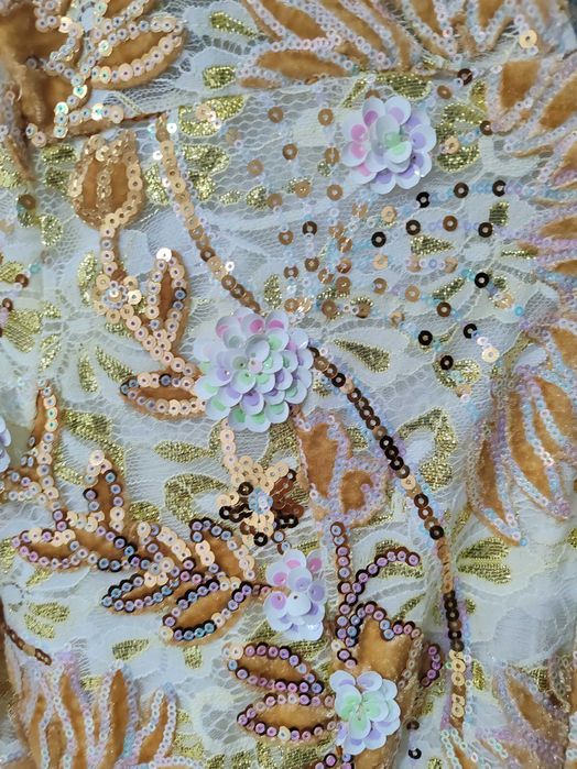 Рокля в златисто и бяло