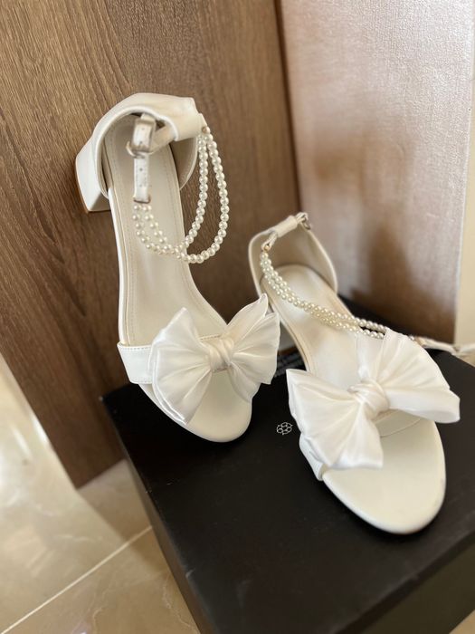 Бели сандали на нисък ток