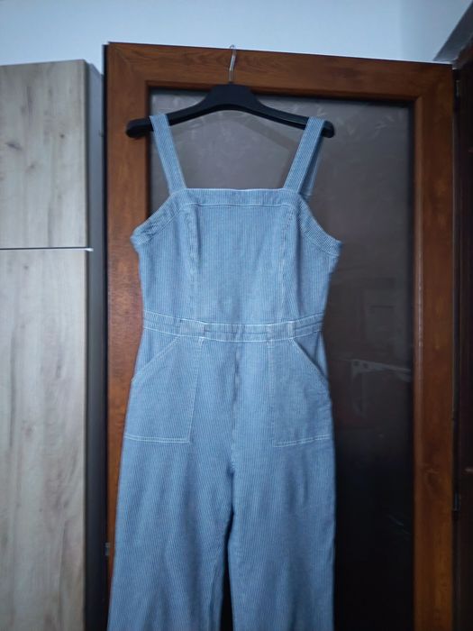 Salopetă din denim mărimea 40, evazată.
