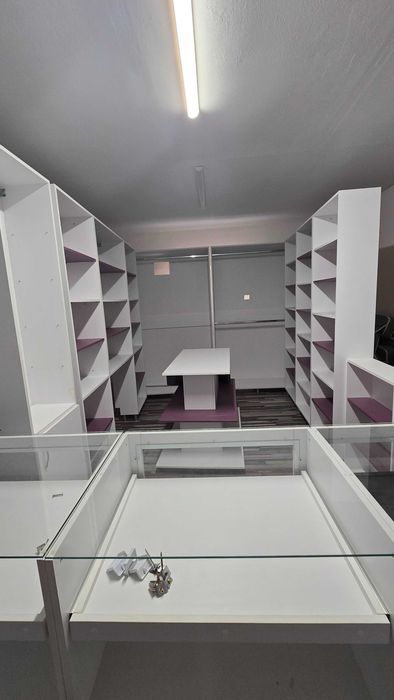 Vând Mobilier comercial realizat la comandă