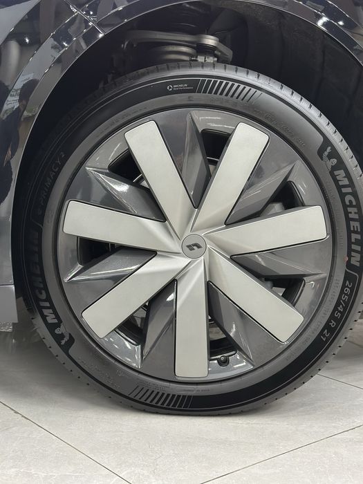 Продаю машину Li I8 Ultra года выпуска 2025 машина