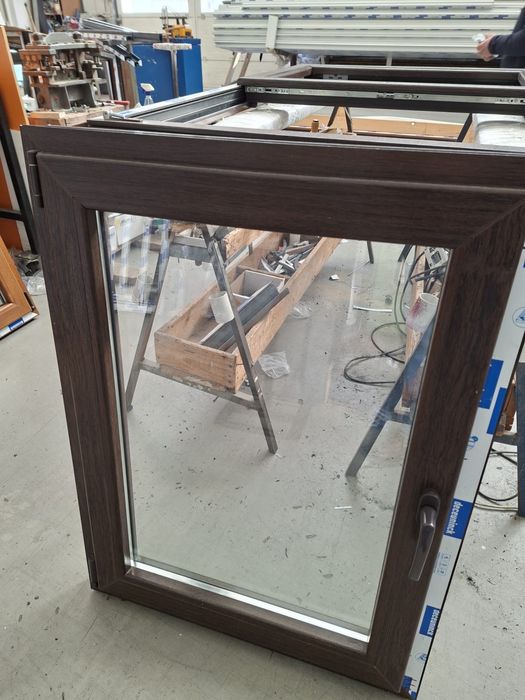 Fereastra pvc stejar inchis cu dubla deschidere