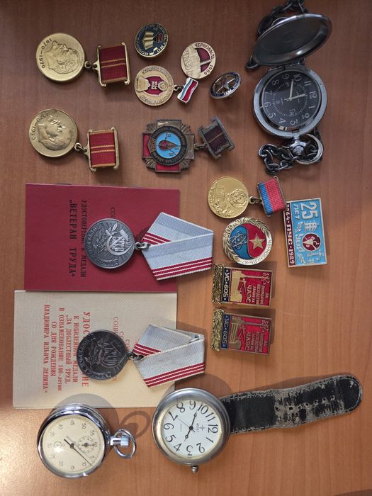Продаются медали и значки