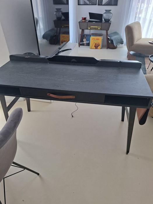Birou modern Cilek Dark Metal, negru, cu mâner piele și porturi USB