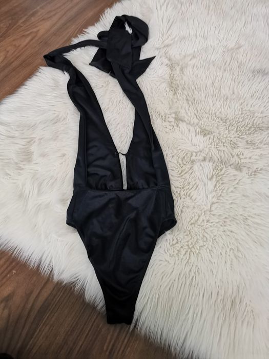 Vând costum de baie