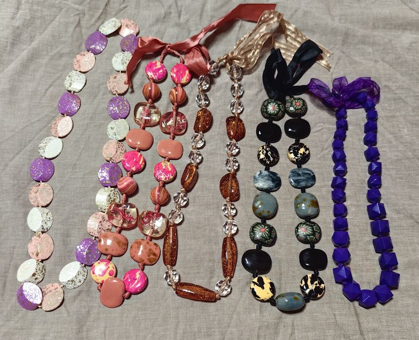 Бижута камък и пластмаса