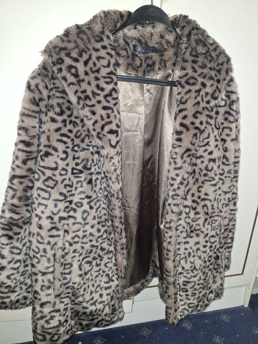 Пухкаво палто с леопардов принт