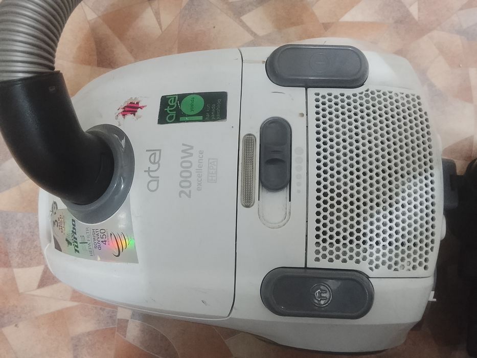 Продам пылесос Otel 2000W 
Пылесос включается, но почти не вс