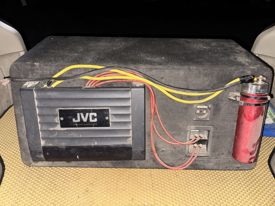 саб JBL и усилок JVC.