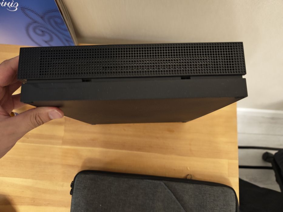 Продам Xbox One X