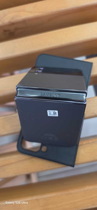 Телефон Samsung Z-Flip 4