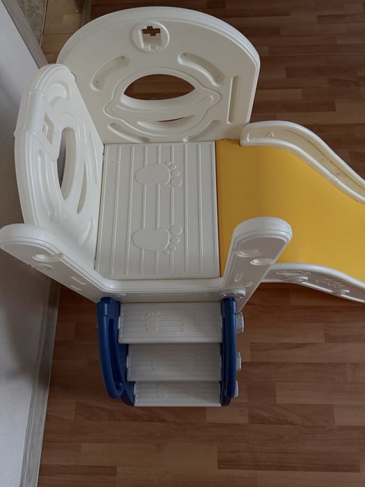 Продается детская горка и шезлонг.