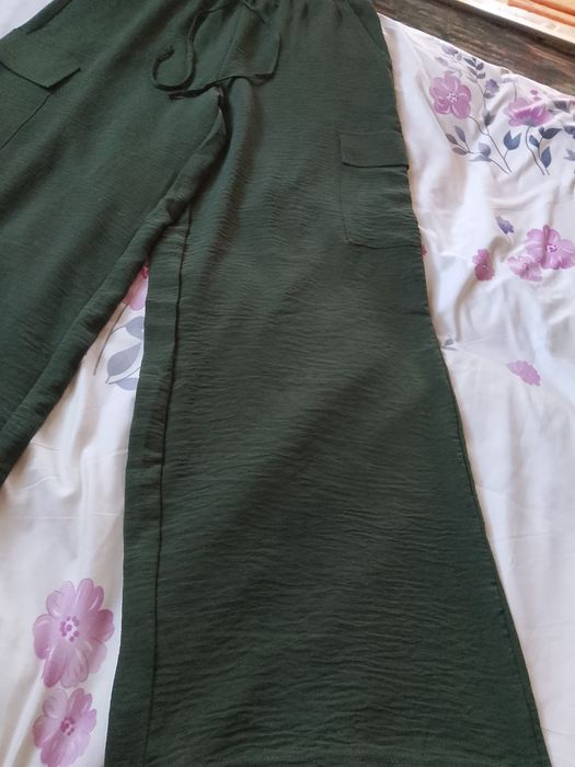 Pantaloni cu crac larg