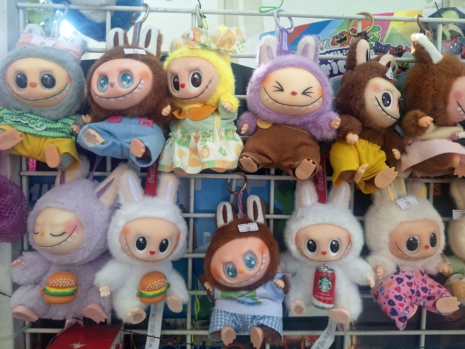 Лабубу на Pop Mart със дрехи по избор - обличат и събличат