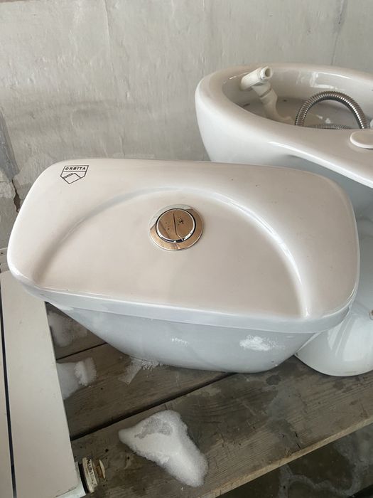 Продам унитаз почти новый в сборе