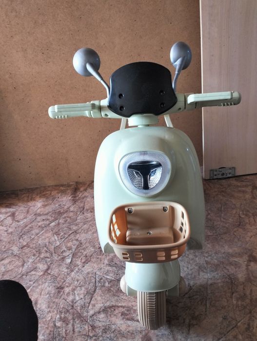 Детский электроскутер в стиле ретро