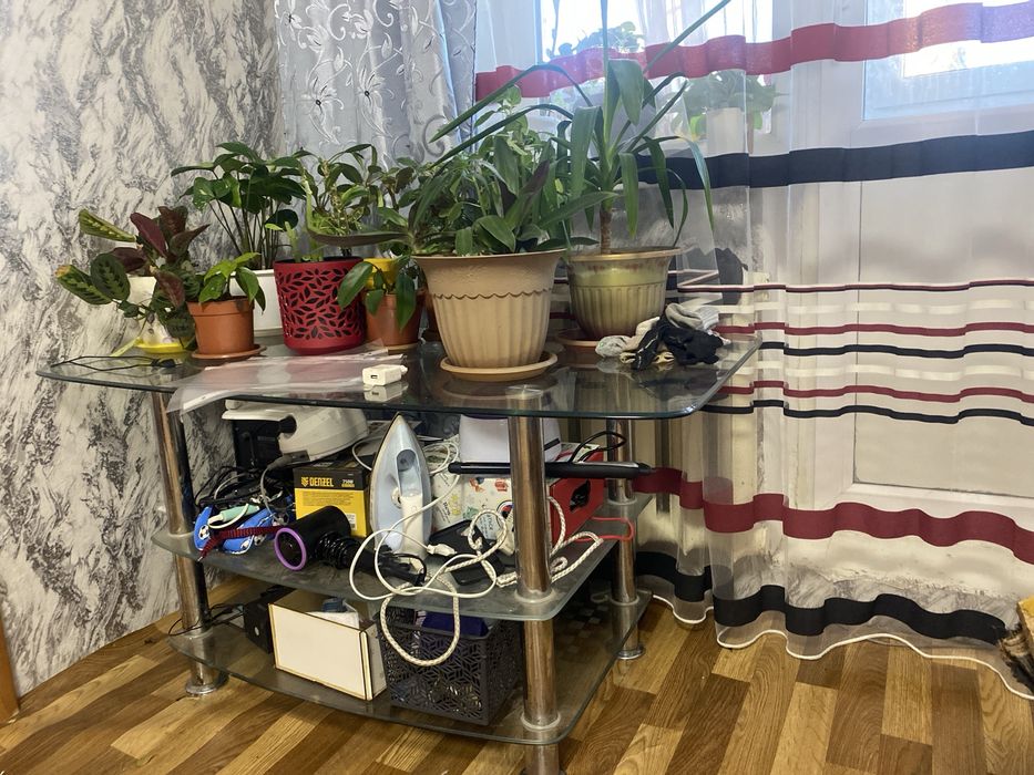 Стеклянный стол в нормальном состояние