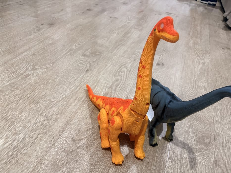 Dinozauri de dimensiune mare.