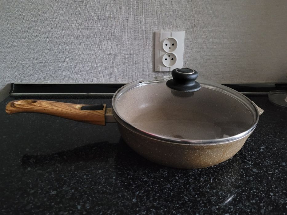 Продам сковорода с крышкой