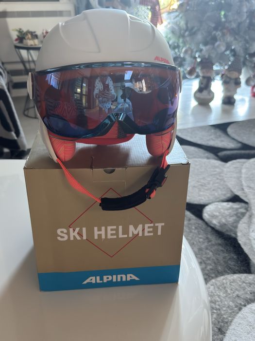 Сноуборд с автомати и каска