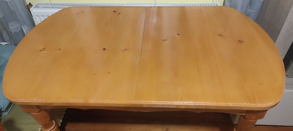 Дървени столове и маса