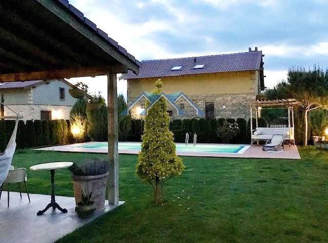 Къща 330м2, 2 гаража, басейн,5 спални, двор 675м2, 440000евро,Приселци