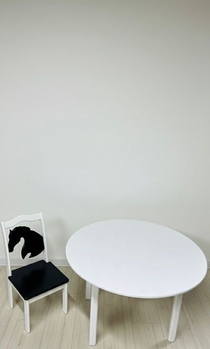 Детские стульчики и столик