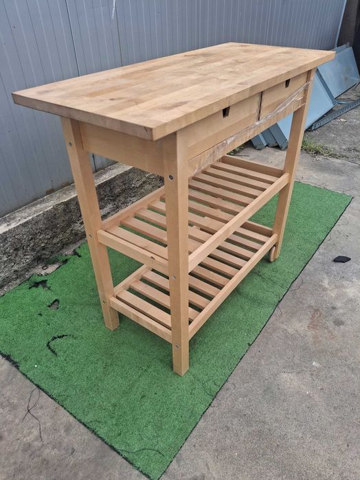 Дървена маса с колелца