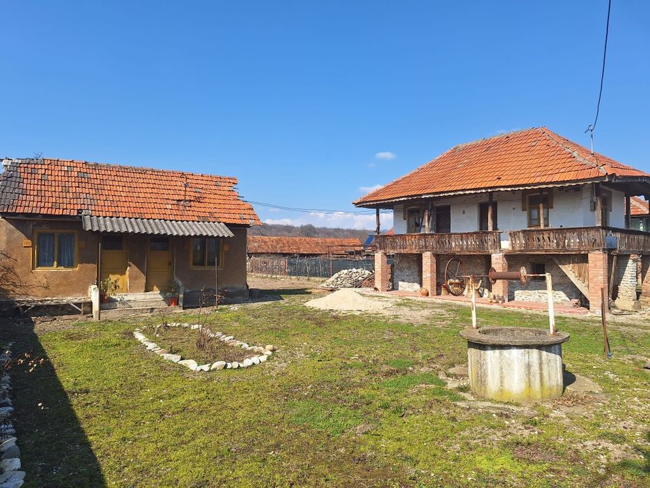 Teren si casa de vânzare 6800 mp- Sat Sâmbotin, comuna Schela, Gorj