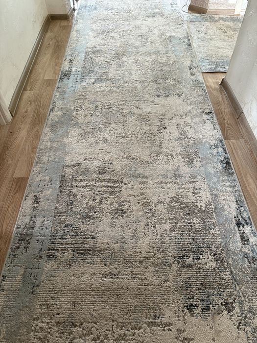 Две ковровые дорожки и ковер