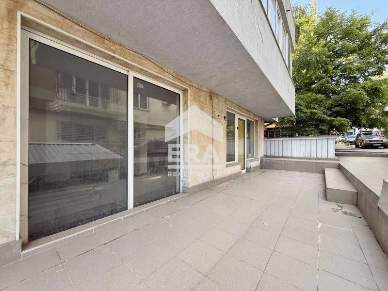 Заведение с двор и веранда за продажба до хотел Маринела, кв. Лозенец