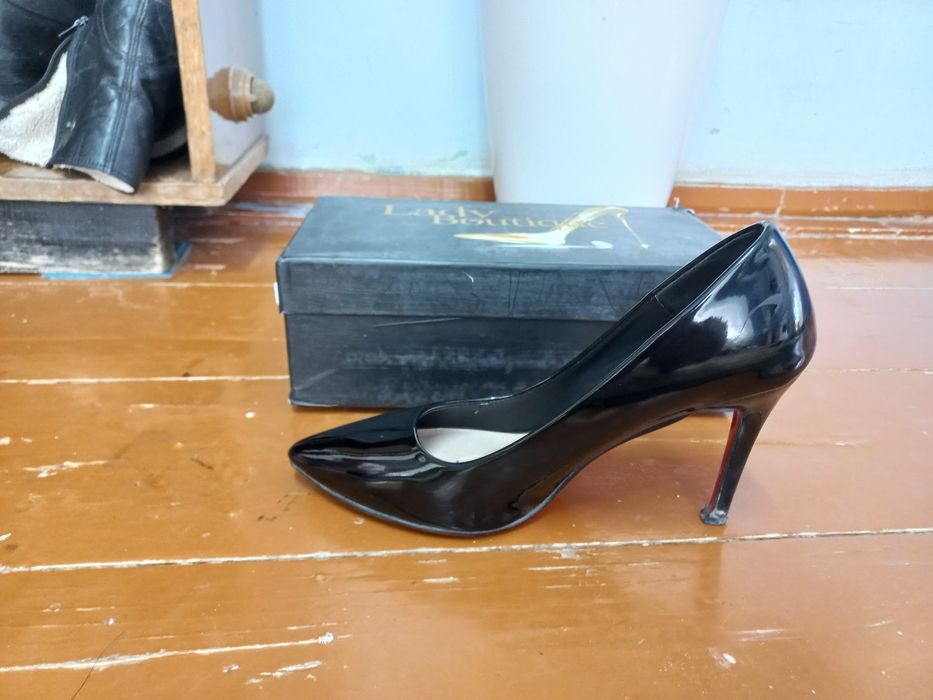 Женская обувь разная