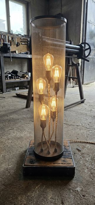 Lampă de podea / de masă unicat lampadar în stil Industrial si Rustic (Artizan Mesh Light)