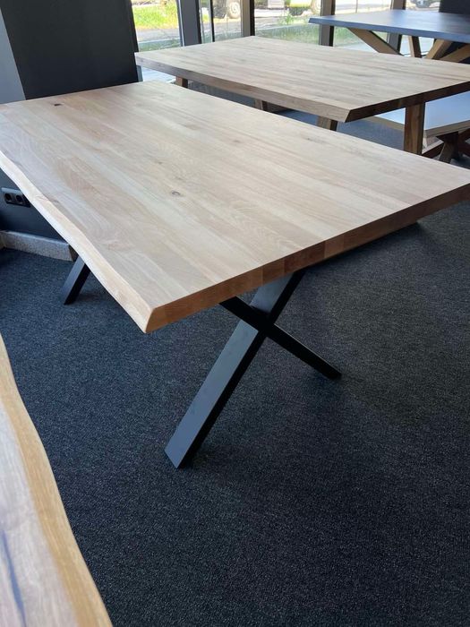 Трапезна маса от дъбов масив с метални прахово боядисани крака