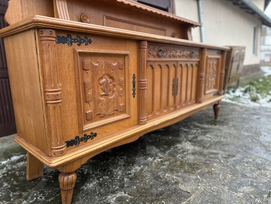 Голям дървен бюфет с надстройка – класически стил