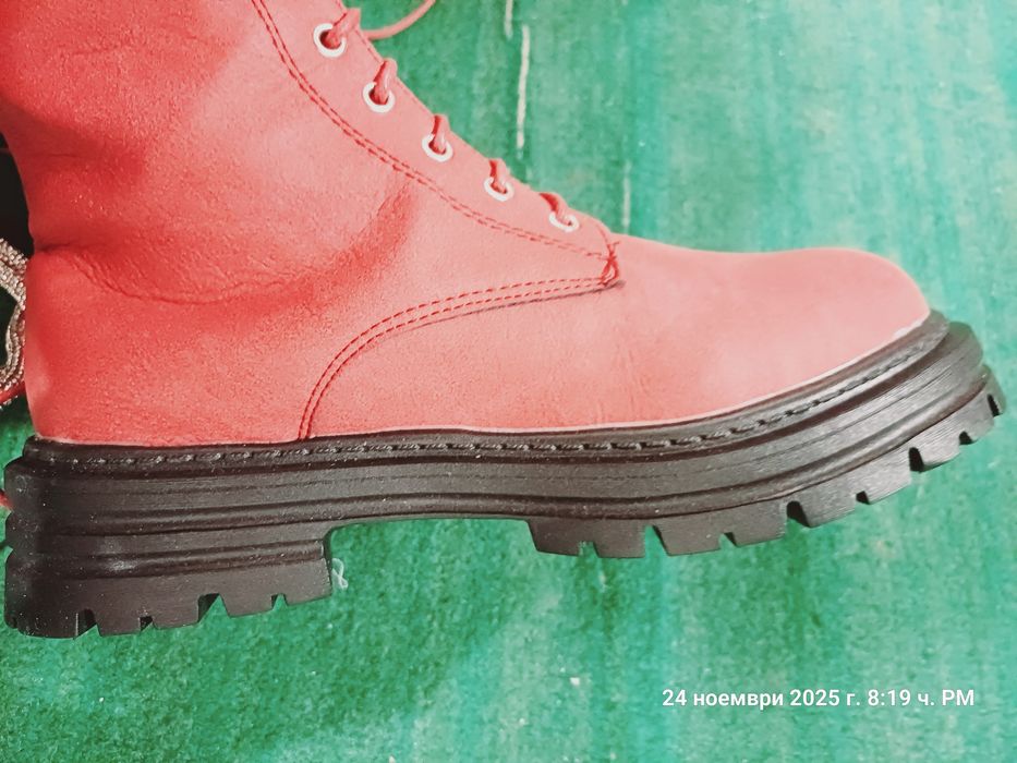 Червени ботуши с връзки