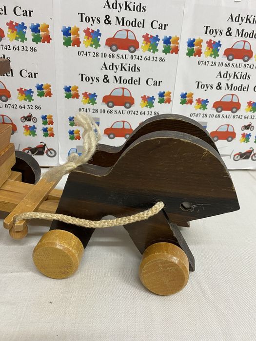 Caleașca cu cai din lemn