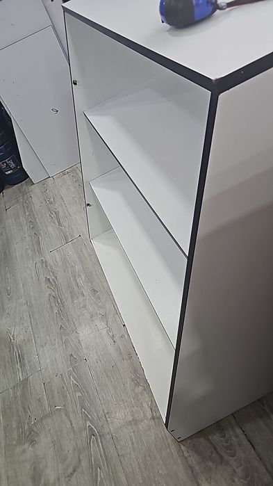 Vitrina высота 1метр ширина 90см из ламината новый