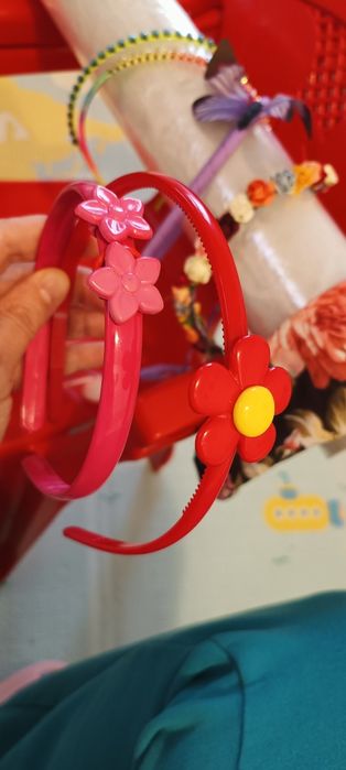 Diademe modele frumoase din plastic sau metal , pentru fetițe