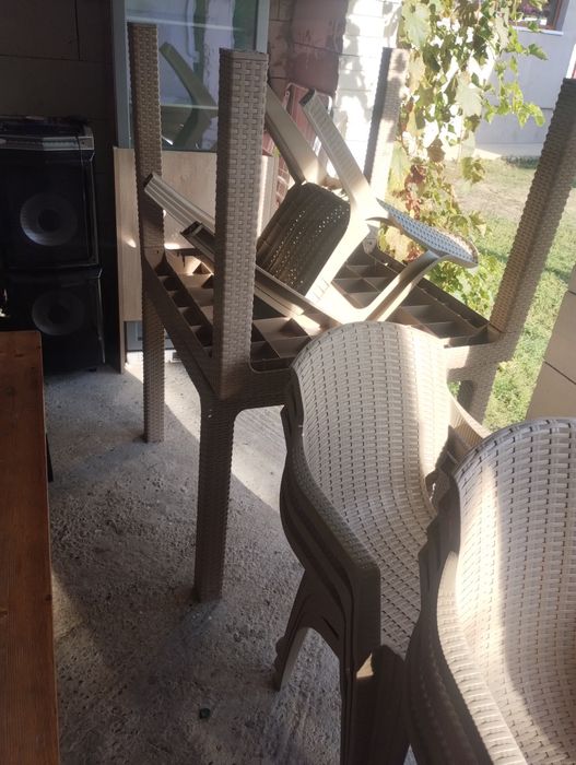 Mese terasa si gradină detin două seturi cu câte două mese si 4 scaune.foarte rezistente.400 lei setul.