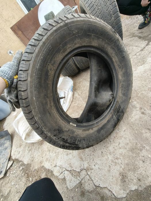 Продам резину 4 штуки.