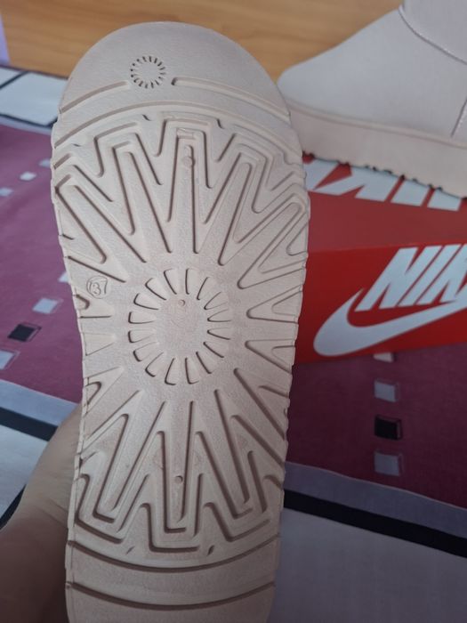Vând Ghete Damă UGG  Italia Mărimea 37 Noi