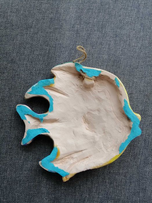 Сувенири от бяла и кафява керамика.