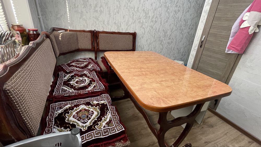 Кухонный уголок в отличном состояние