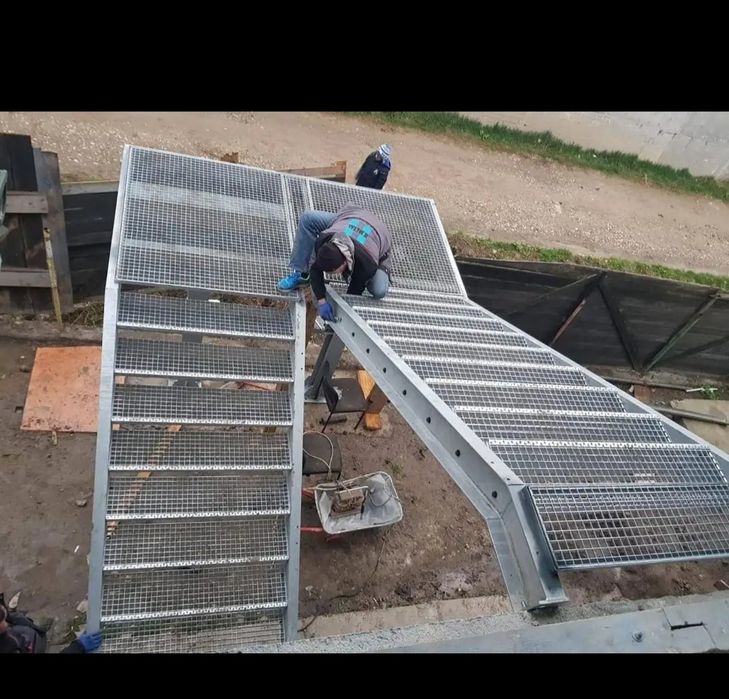 „Vândem scări metalice galvanizate , personalizate la dimensiunea dori