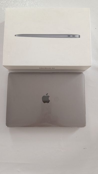 Макбук серого цвета.