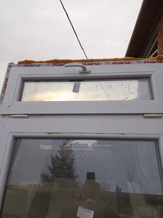 ПВЦ врата с горен прозорец