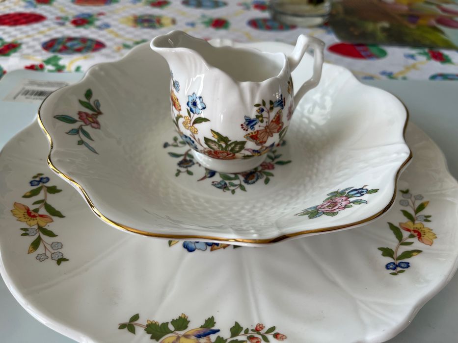 Сет от качествен английски порцелан.